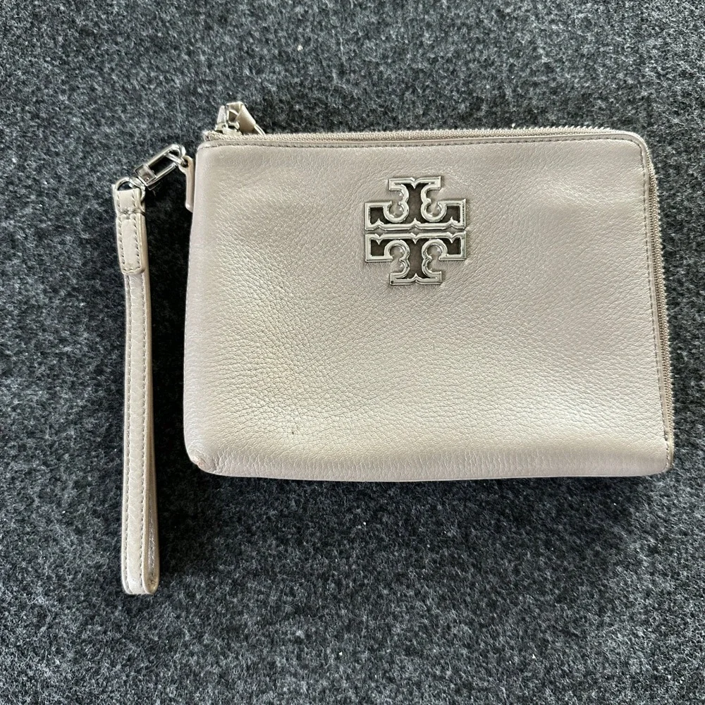 Tory Burch Britten Pebbled Leather Wristlet Taupe Gray Silver Logo L-Zip Clutch
